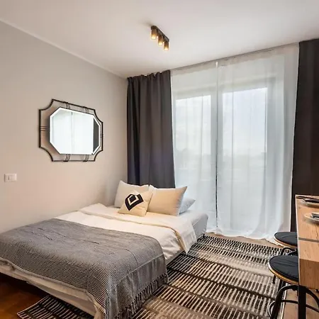 Stunning Views 2br Midtown Flat - Charming Balcony