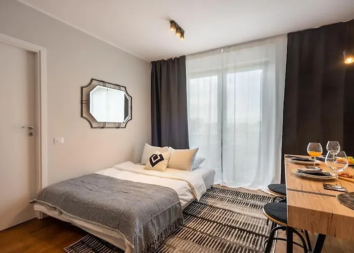 Stunning Views 2br Midtown Flat - Charming Balcony