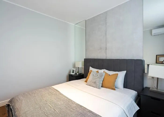 Stunning Views 2br Midtown Flat - Charming Balcony Bukarest