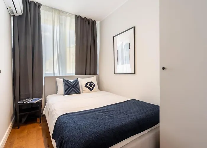 Stunning Views 2br Midtown Flat - Charming Balcony Lejlighed