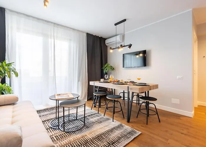 Stunning Views 2br Midtown Flat - Charming Balcony Lejlighed Bukarest