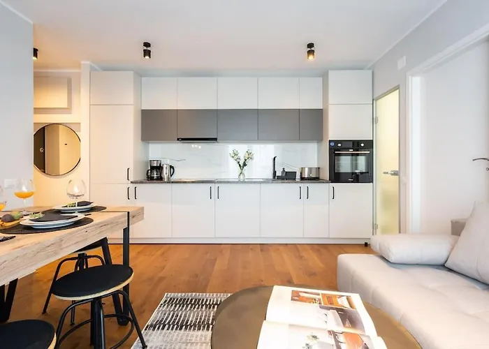 Stunning Views 2br Midtown Flat - Charming Balcony *