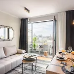 Stunning Views 2br Midtown Flat - Charming Balcony 아파트