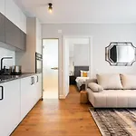 Stunning Views 2br Midtown Flat - Charming Balcony 아파트 *