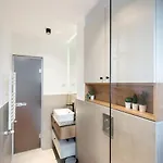 Stunning Views 2br Midtown Flat - Charming Balcony 아파트