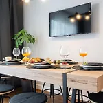 아파트 Stunning Views 2br Midtown Flat - Charming Balcony