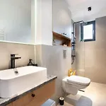 Stunning Views 2br Midtown Flat - Charming Balcony *