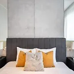 Stunning Views 2br Midtown Flat - Charming Balcony *