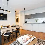 Stunning Views 2br Midtown Flat - Charming Balcony 아파트 *