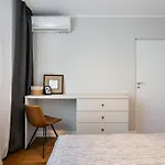 Stunning Views 2br Midtown Flat - Charming Balcony 아파트