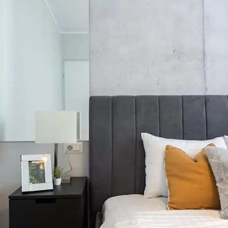 Stunning Views 2br Midtown Flat - Charming Balcony