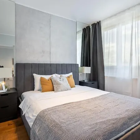 Stunning Views 2br Midtown Flat - Charming Balcony Appartamento Bucarest