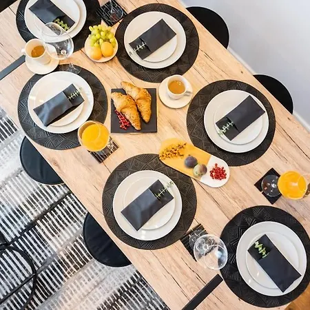 Apartament Stunning Views 2br Midtown Flat - Charming Balcony Bukareszt