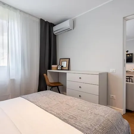 Stunning Views 2br Midtown Flat - Charming Balcony * בוקרשט