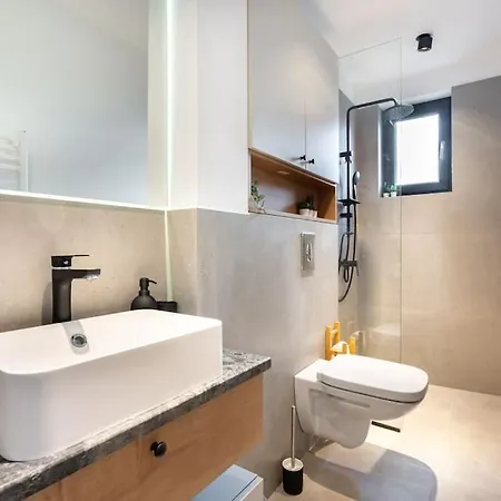 Stunning Views 2br Midtown Flat - Charming Balcony *