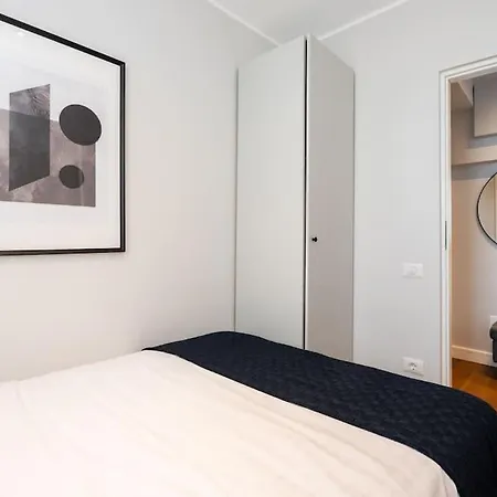 Apartment Stunning Views 2br Midtown Flat - Charming Balcony *