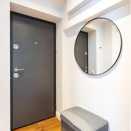 Apartment Stunning Views 2br Midtown Flat - Charming Balcony *