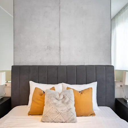 Stunning Views 2br Midtown Flat - Charming Balcony *