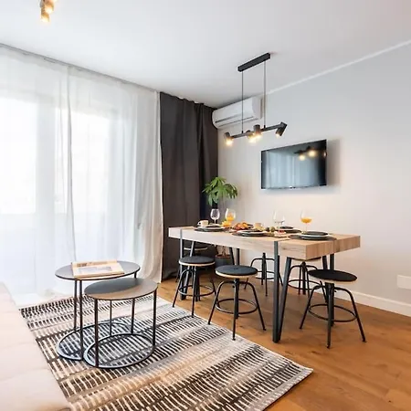 Stunning Views 2br Midtown Flat - Charming Balcony Apartmán Bukurešť