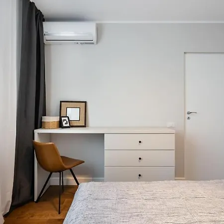 Stunning Views 2br Midtown Flat - Charming Balcony Apartment