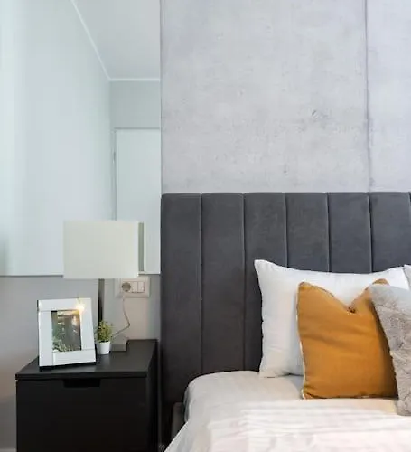 Stunning Views 2br Midtown Flat - Charming Balcony