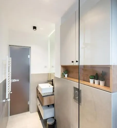 Stunning Views 2br Midtown Flat - Charming Balcony Apartament