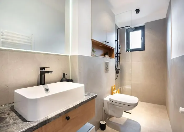 Stunning Views 2br Midtown Flat - Charming Balcony *