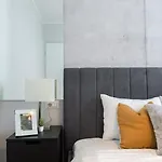 Stunning Views 2br Midtown Flat - Charming Balcony