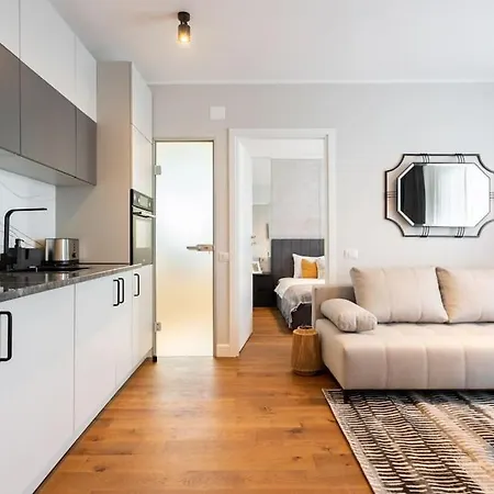 Stunning Views 2br Midtown Flat - Charming Balcony 公寓 *