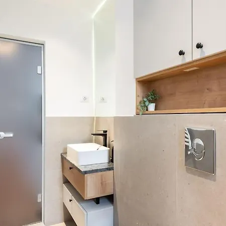 Stunning Views 2br Midtown Flat - Charming Balcony 布加勒斯特