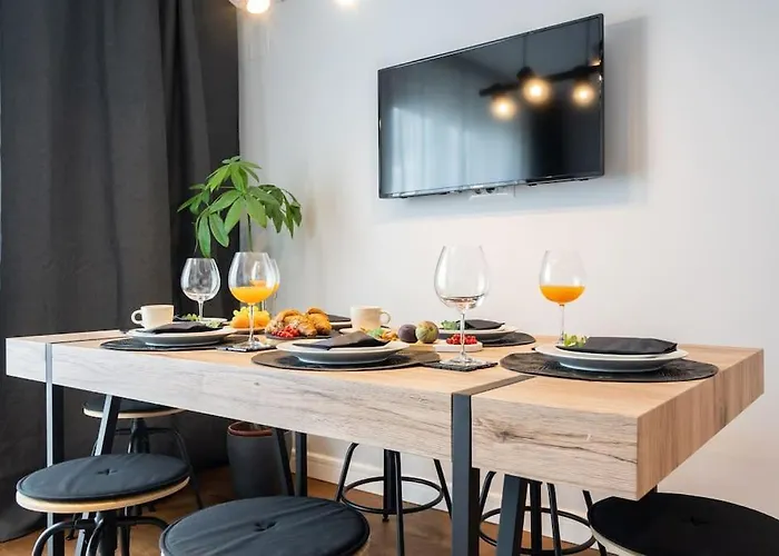 Апартаменти Stunning Views 2br Midtown Flat - Charming Balcony