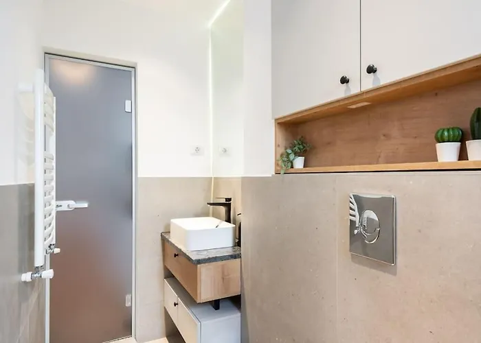 Stunning Views 2br Midtown Flat - Charming Balcony Бухарест