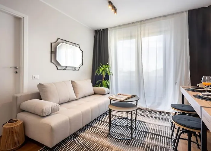 Apartment Stunning Views 2br Midtown Flat - Charming Balcony