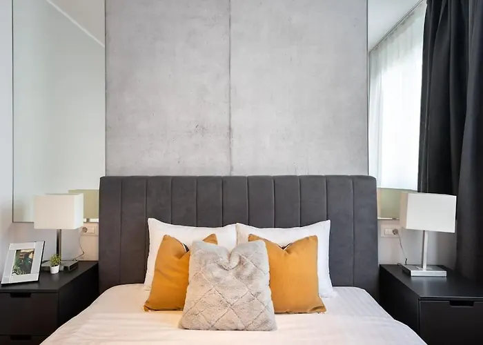 Stunning Views 2br Midtown Flat - Charming Balcony *