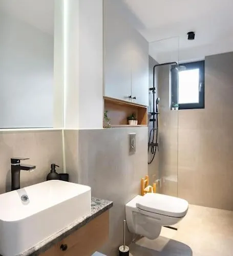 Apartment Stunning Views 2br Midtown Flat - Charming Balcony *