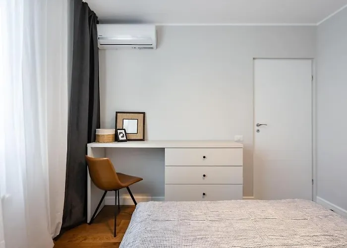 Stunning Views 2br Midtown Flat - Charming Balcony Daire